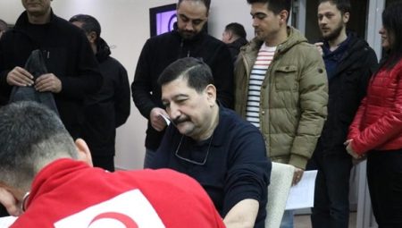 Polisler can kurtarmak için kan verdi